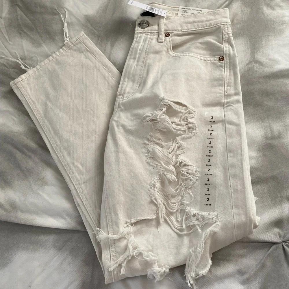 American Eagle ripped 90s boyfriend jeans - Picture 3 of 15